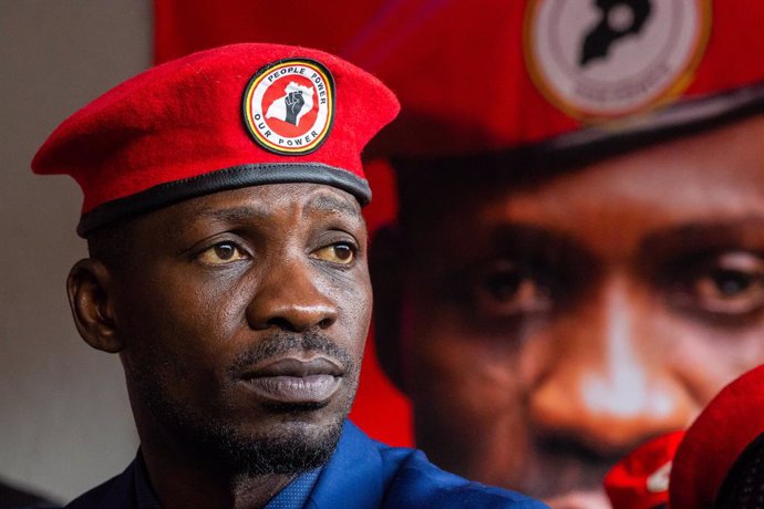 Archivo - November 26, 2019, Kampala, Uganda: Bobi Wine addresses the press at his recording studio November 26, 2019 in Kampala, Uganda.  Bobi Wine, whose real name is Robert Kyagulanyi Ssentamu, is a popstar and opposition leader under the Ã”People Powe