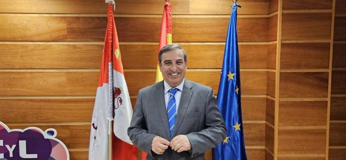 El consejero de Movilidad y Transformación Digital, José Luis Sanz Merino, en su despacho en la Consejería