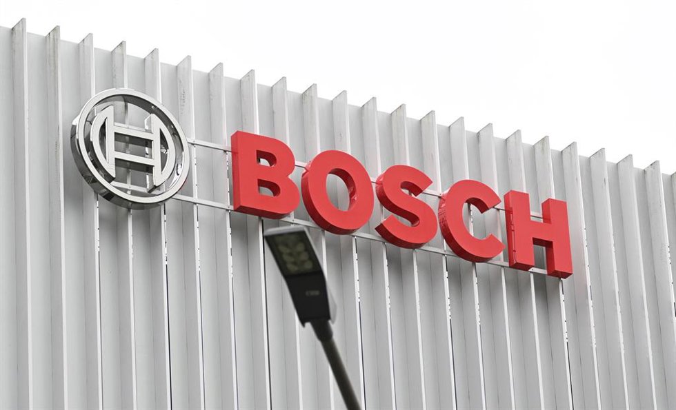 Archivo - 22 November 2024, Baden-Wuerttemberg, Schwaebisch Gmuend: German automotive supplier Bosch logo is pictured on a plant of the industrial group in Schwaebisch Gmuend. Photo: Bernd Weibrod/dpa