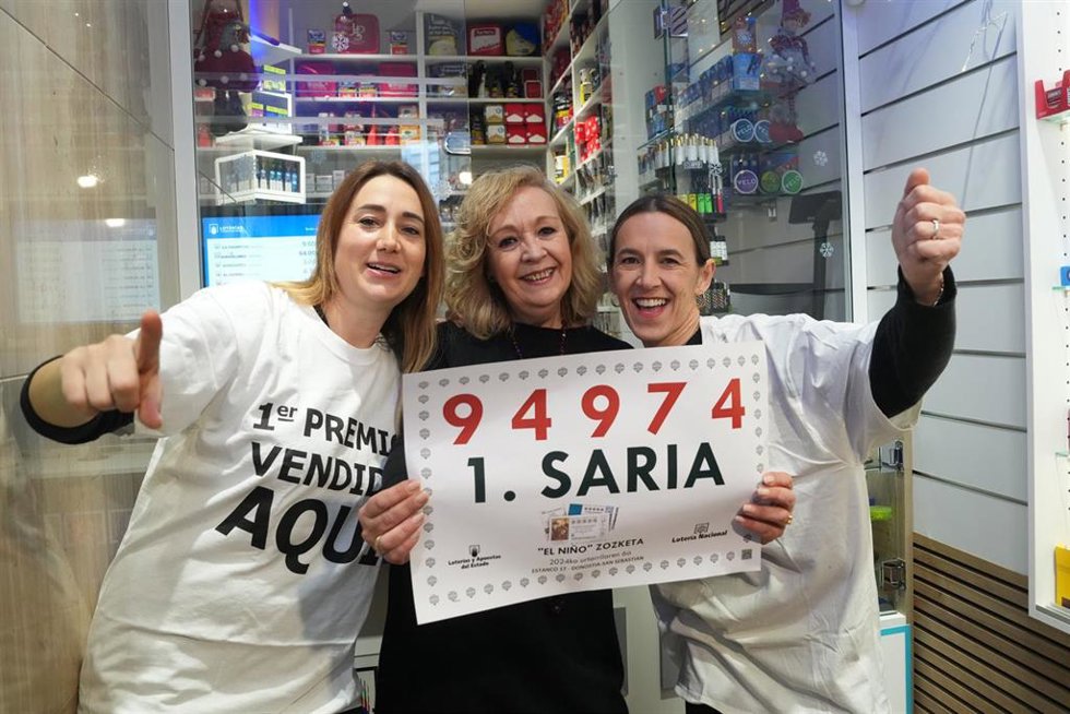 Archivo - Agraciados con el Primer Premio del Sorteo Extraordinario de El Niño 2024 correspondiente al número 94974 celebra su suerte en la administración n7, a 6 de enero de 2024, en Getxo