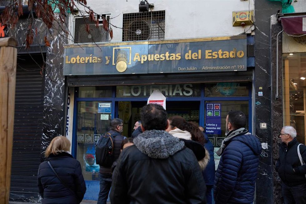 Varias personas hacen cola en una administración de lotería para comprar décimos de cara al Sorteo de El Niño, a 26 de diciembre de 2024, en Madrid (España). Tras la celebración del Sorteo de Navidad, ha comenzado la compra de décimos para el Sorteo de 