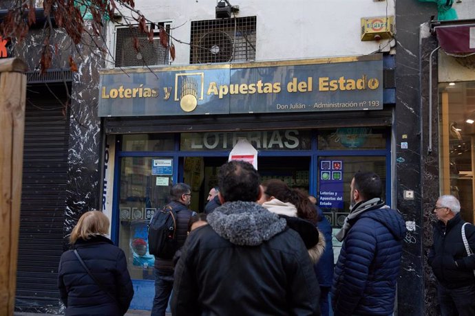 Varias personas hacen cola en una administración de lotería para comprar décimos de cara al Sorteo de El Niño, a 26 de diciembre de 2024, en Madrid (España). Tras la celebración del Sorteo de Navidad, ha comenzado la compra de décimos para el Sorteo de El