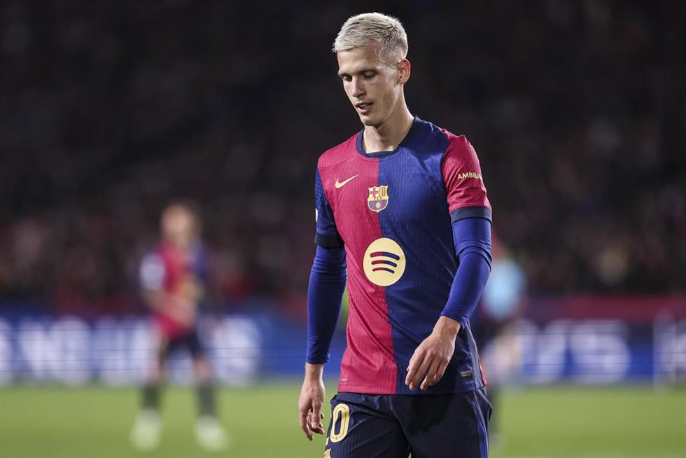 Archivo - El futbolista español Dani Olmo (FC Barcelona), ante el Brest en la Champions League 2024/25. 