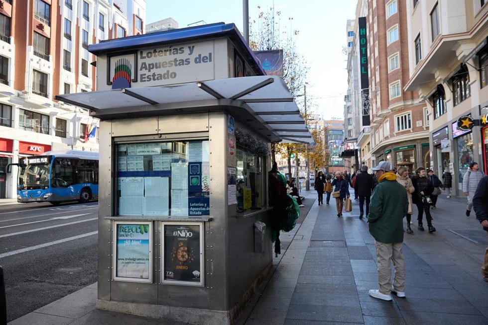Un quiosco vende décimos de cara al Sorteo de El Niño, a 26 de diciembre de 2024, en Madrid (España). 