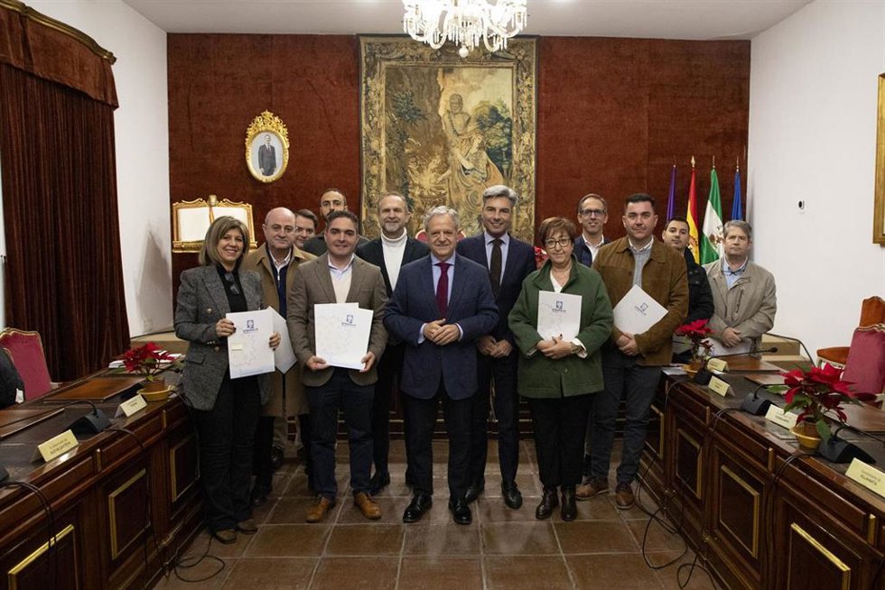 Firma de uno de los convenios por parte de Epremasa