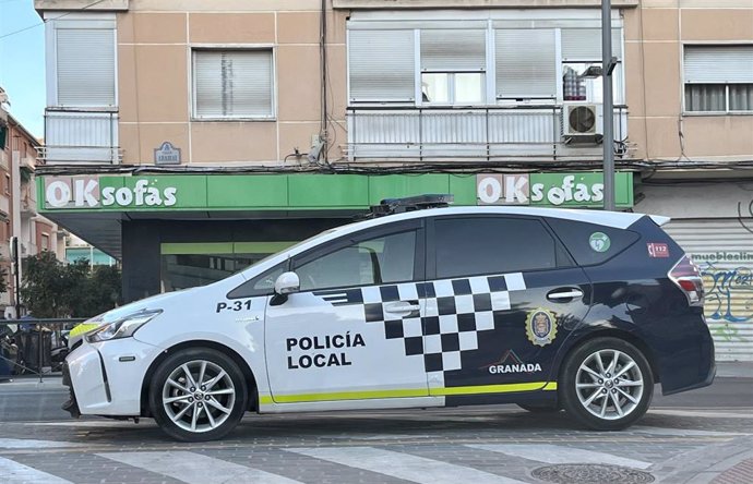 Archivo - Un vehículo de la Policía Local de Granada en la calle Arabial, en una imagen de archivo.