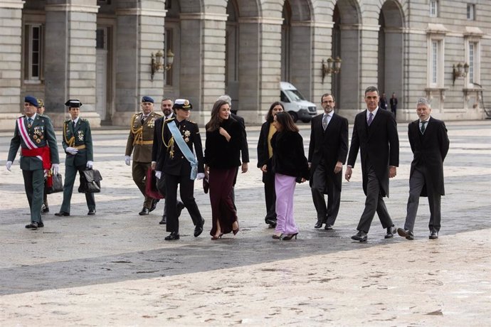 La princesa Leonor, la Reina Letizia, la ministra de Defensa, Margarita Robles, el presidente del Gobierno, Pedro Sánchez, y el ministro de Interior, Fernando Grande-Marlaska, durante la Pascua Militar, en el Palacio Real, a 6 de enero de 2025, en Madrid 