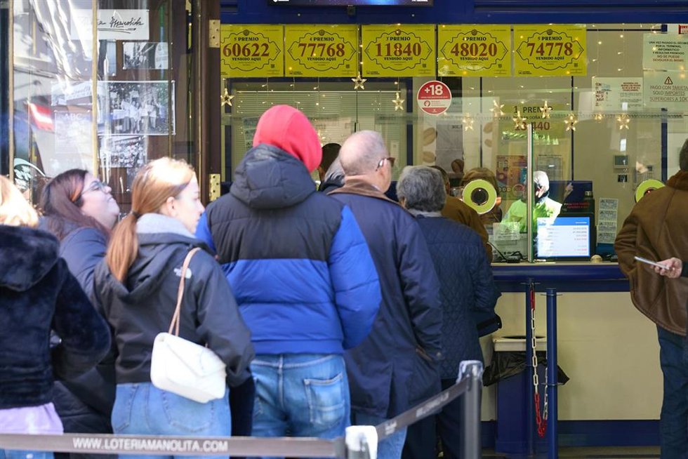 Varias personas hacen cola en la administración de Lotería Doña Manolita para comprar décimos de cara al Sorteo de El Niño, a 26 de diciembre de 2024, en Madrid (España). Tras la celebración del Sorteo de Navidad, ha comenzado la compra de décimos para