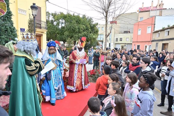 Los Reyes Magos reparten ilusión en las pedanías de València afectadas por la dana