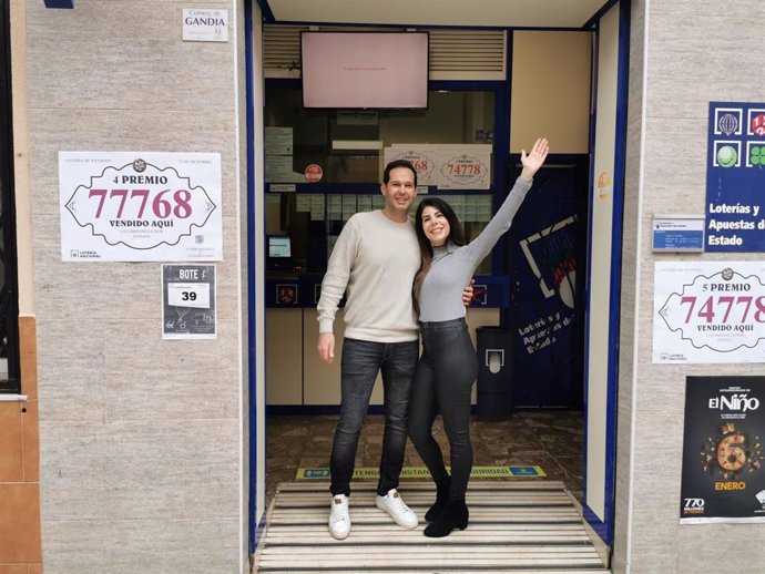 Jacinto y Verónica en la puerta de su administración de Gandia que ha repartido una serie del segundo premio del Sorteo del Niño