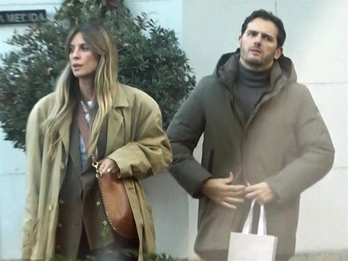 Albert Rivera y su novia, Carla Cotterli acuden a hacer compras de navidad por el centro de Madrid