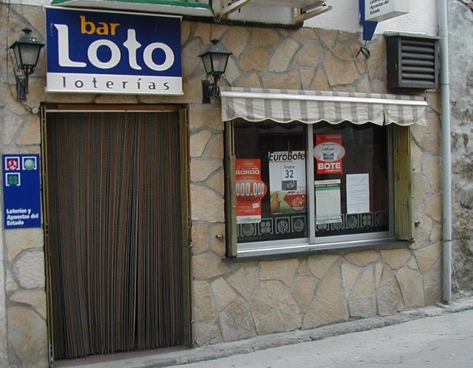 El bar Loto, de Navaluenga (Ávila), que ha vendido varios décimos del tercer premio de El Niño.