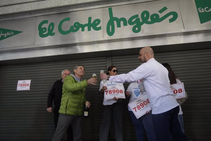 Titulares de la Administración de Lotería y agraciados con el primer premio de el sorteo de El Niño, que ha dejado más de 100 millones de euros en León capital.