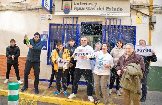 Celebraciones en la Administración número 1 de Villarrubia de los Ojos tras repartir parte del segundo premio del sorteo de 'El Niño'.