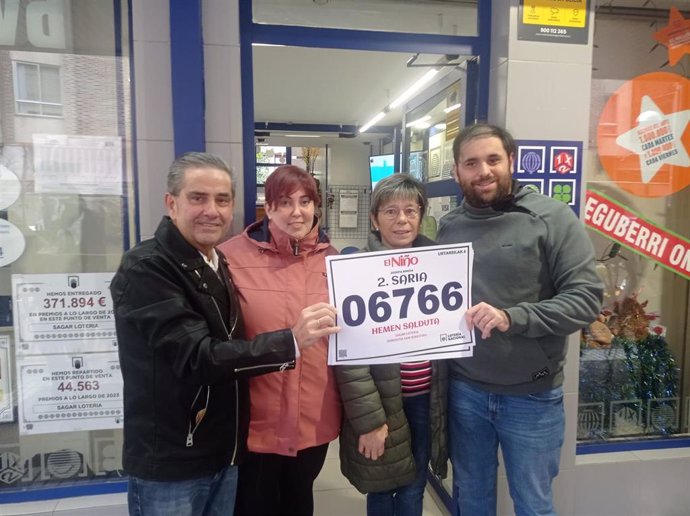 El propietario de la Administración númeo 9 de San Sebastiá, Mikel Garmendia, y su familia. Ha repartido una serie del segundo premio de El Niño