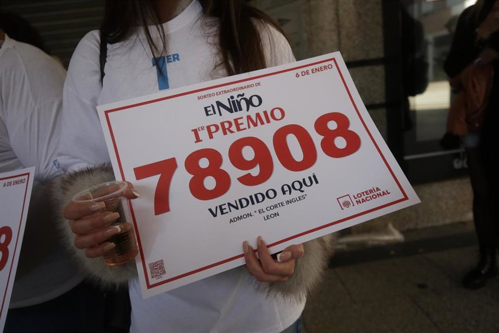 Agraciados con el Primer Premio del Sorteo Extraordinario de El Niño 2025 correspondiente al número 78908, celebran su suerte en la administración del Corte Inglés de Fray Luis de León, a 6 de enero de 2025, en León, Castilla y León (España). El Sorte