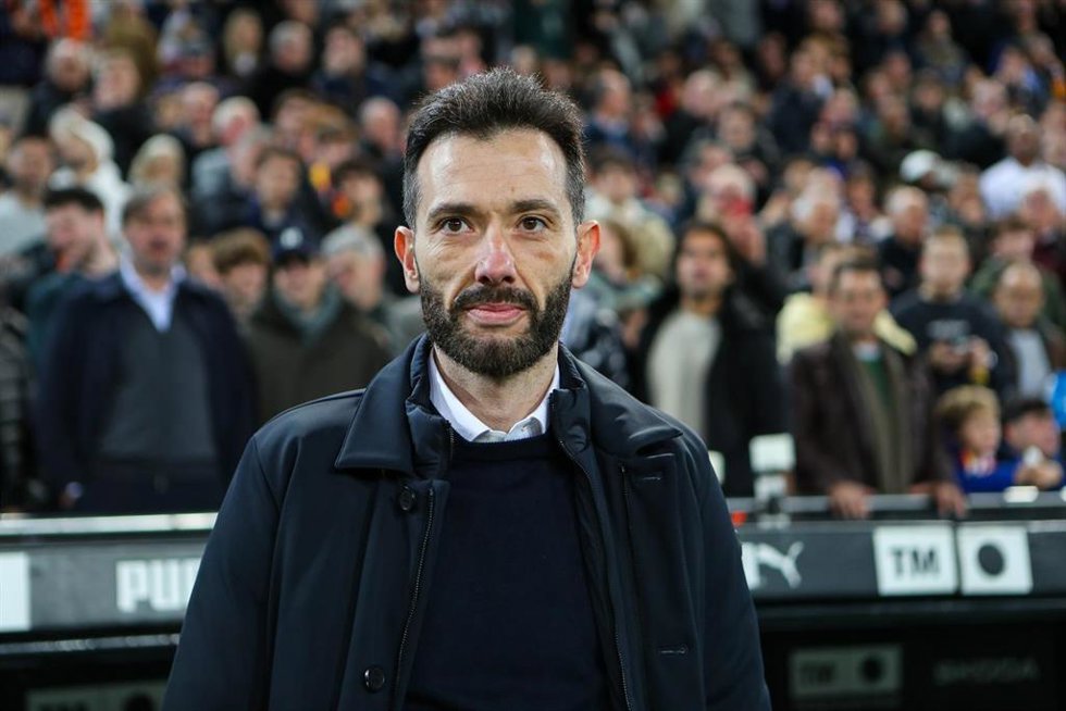 El enternador del Valencia CF, Carlos Corberán, ante el Real Madrid.