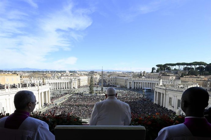 FILED - 25 December 2024, Vatican, Vatican City: Pope Francis waves to the faithful and pilgrims gathering in St. Peter's Square, on the occasion of Christmas and the opening of the Holy Door for the Jubilee 2025. Photo: Vatican Media/IPA via ZUMA Press/d