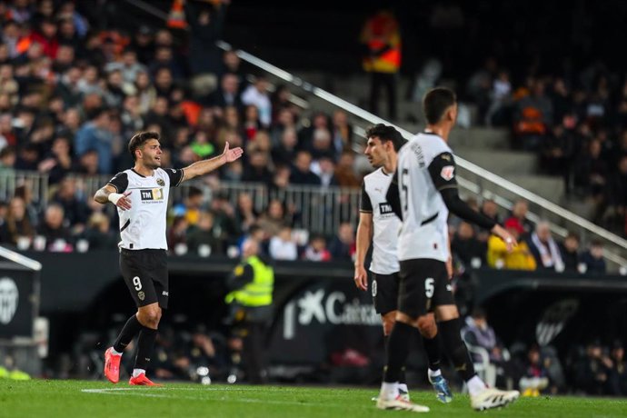 El delantero del Valencia CF Hugo Duro celebra un gol ante el Real Madrid en LaLiga EA Sports 2024-2025. 