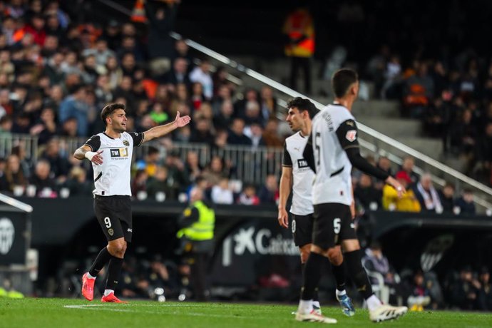 Hugo Duro of Valencia CF celebrates a goal with teammates during the Spanish league, La Liga EA Sports, football match played between Valencia CF and Real Madrid at Mestalla stadium on January 3, 2025, in Valencia, Spain.