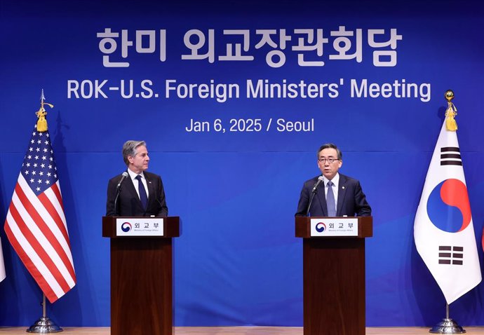 SEOUL, Jan. 6, 2025  -- South Korean Foreign Minister Cho Tae-yul (R) attends a joint press conference with U.S. Secretary of State Antony Blinken in Seoul, South Korea, Jan. 6, 2025. Top diplomats of South Korea and the United States held talks in Seoul 