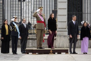 La princesa Elionor, el rei Felip VI, la reina Letícia, el president del Govern central, Pedro Sánchez, i la ministra de Defensa, Margarita Robles, durant la Pasqua Militar, al Palau Reial (Madrid)
