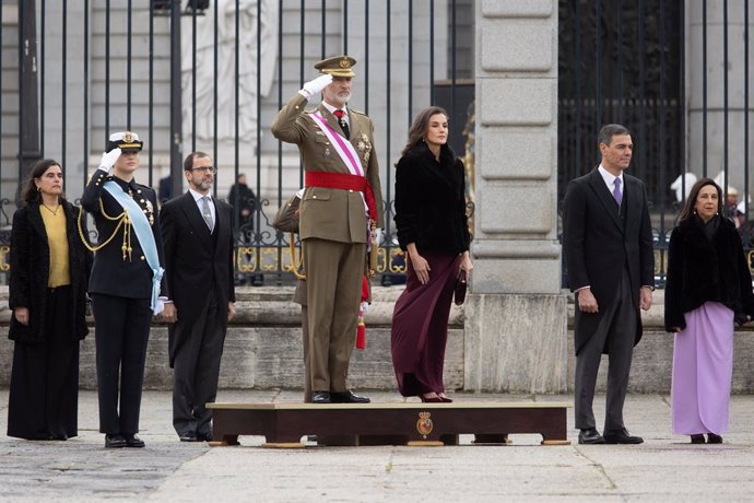 La princesa Elionor, el rei Felip VI, la reina Letícia, el president del Govern central, Pedro Sánchez, i la ministra de Defensa, Margarita Robles, durant la Pasqua Militar, al Palau Reial (Madrid)