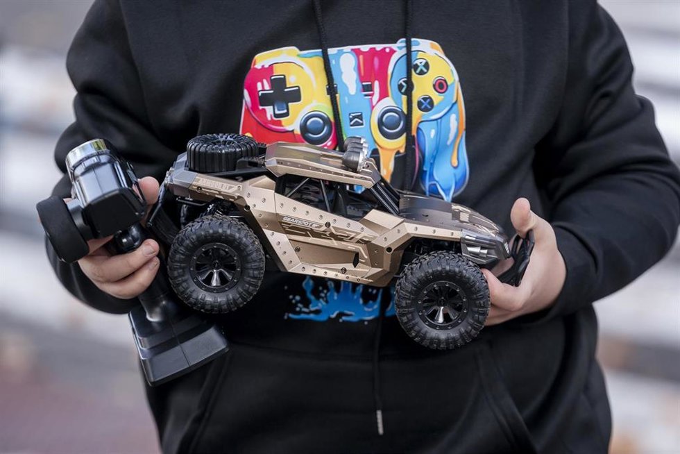 Un niño juega con un coche teledirigido recibido por Reyes