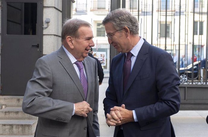 Archivo - El opositor venezolano Edmundo González (i) y el presidente del PP, Alberto Núñez Feijóo (d), a su llegada a una reunión, en el Congreso de los Diputados, a 17 de septiembre de 2024, en Madrid (España). 