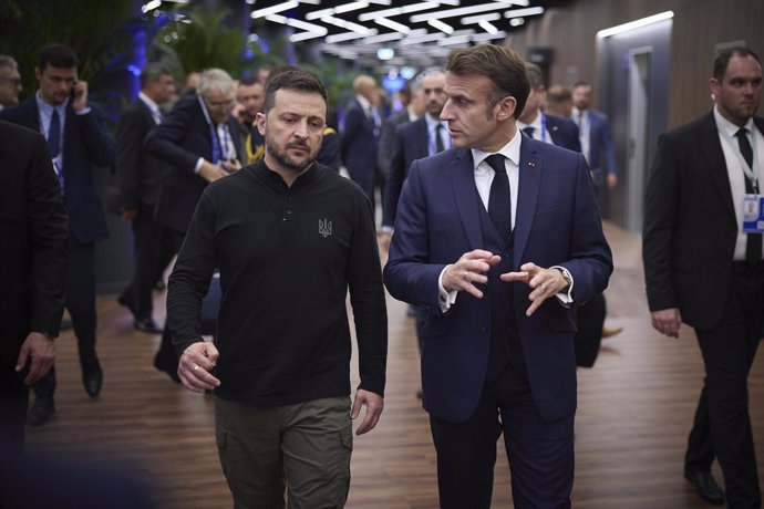 Archivo - November 7, 2024, Budapest, Hungary: Ukrainian President Volodymyr Zelenskyy, left, walks with French President Emmanuel Macron, right, before a bilateral meeting on the sidelines of the 5th European Political Community Summit, November 7, 2024 