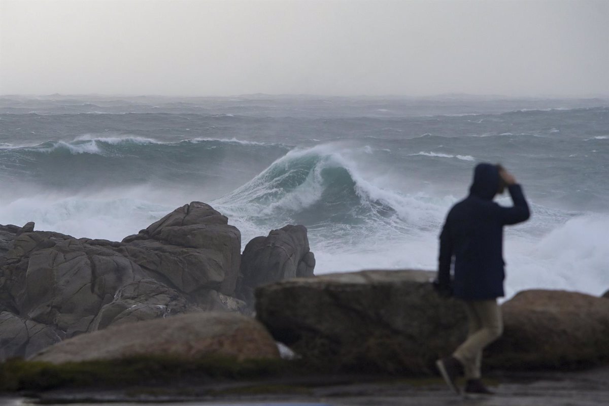 Las olas, el viento y la niebla pondrán mañana en aviso a 12 provincias, con A Coruña en nivel naranja por oleaje