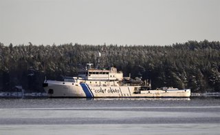 02 January 2025, Finland, Porvoo: Finnish Coast Guard vessel Uisko patrols near to oil tanker Eagle S which is anchored near the Kilpilahti port in Porvoo, on the Gulf of Finland, on January 2, 2025. Cook Islands registered ship Eagle S is suspected of th