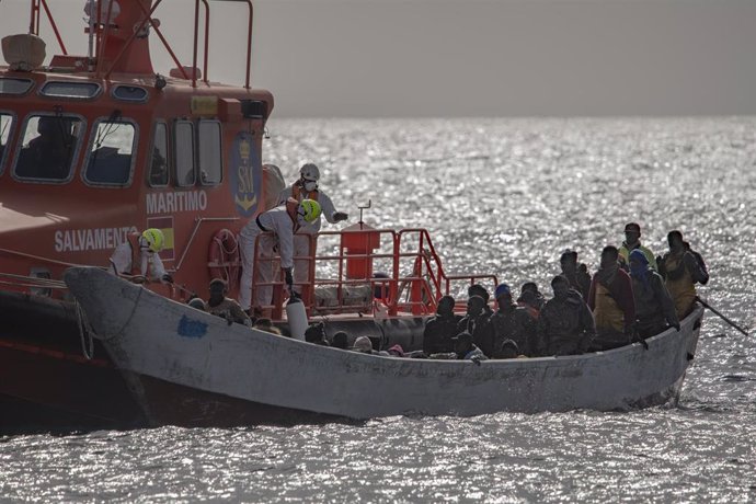 Archivo - La Salvamar Acrux rescata a los migrantes de un cayuco en La Restinga