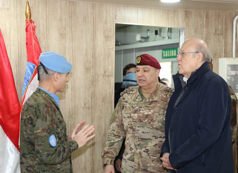 El primer ministro libanés, Nayib Mikati, con representantes de la FINUL, la fuerza de la ONU en Líbano