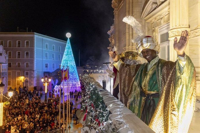 Los Reyes Magos saludando a los cartageneros desde el balcón del Palacio Consistorial