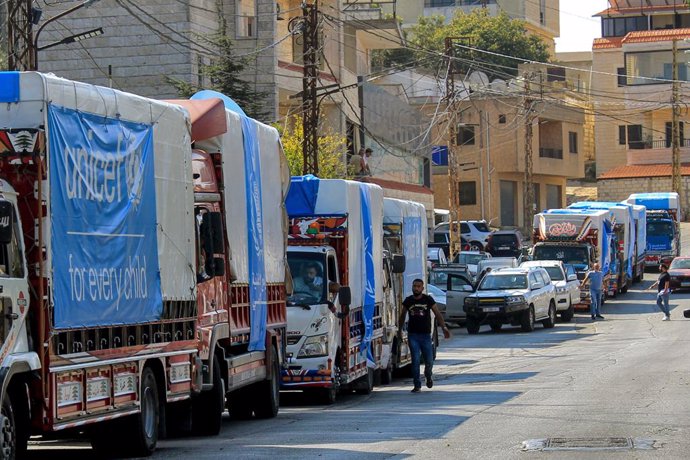 Archivo - 15 October 2024, Lebanon, Qliyaa: A convoy loaded with food and essential commodities from the United Nations World Food program (WFP) and UNICEF arrive to the southern Lebanese village of Qliyaa to be distributed among residents and displaced p