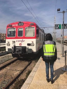 Archivo - Agente de la Policía Nacional de Alicante en una estación de tren