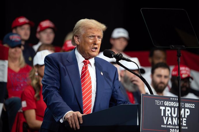 Archivo - 15 October 2024, US, Atalanta: Former US president and Republicans presidential candidate, Donald Trump, speaks to supporters at Cobb Energy Performing Arts Center north of Atlanta, during a campaign rally on the first day of early voting at the