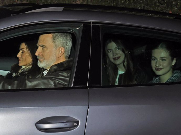 Los Reyes, Felipe y Letizia, junto a sus dos hijas, la Princesa Leonor y la Infanta Sofía, llegan al domicilio de Jesús Ortiz para celebrar el día de Reyes, a 6 de enero de 2024, en Madrid (España)    Jose Velasco / Europa Press