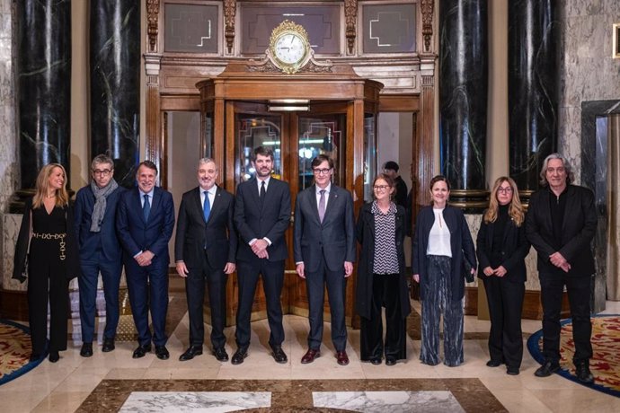 Fotografía de autoridades en la entrega del Premio Nadal y del Premi Josep Pla