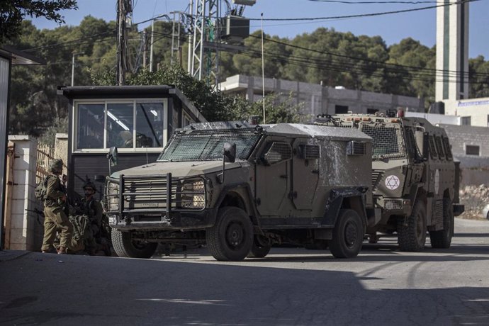 Archivo - 03 December 2024, Palestinian Territories, Tubas: Israeli army soldiers deploy during a military operation at Turkish Governmental Hospital in Tubas. Photo: Mohammed Nasser/APA Images via ZUMA Press Wire/dpa