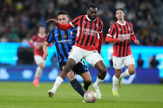 06 January 2025, Saudi Arabia, Riyadh: AC Milan's Fikayo Tomori and Inter Milan's Lautaro Martinez (L) battle for the ball during the Italian Super Cup final soccer match between Inter Milan and AC Milan at Al-Awwal Park Stadium. Photo: Alfredo Falcone/La