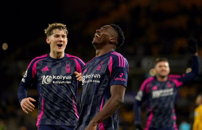 06 January 2025, United Kingdom, Wolverhampton: Nottingham Forest's Taiwo Awoniyi (R) celebrates scoring his side's third goal with teammates during the English Premier League soccer match between Wolverhampton Wanderers and Nottingham Forest at Molineux 