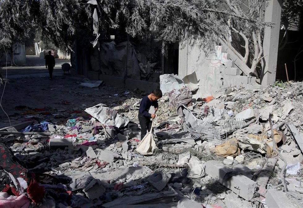 Archivo - Un niño observa una casa destruida por el Ejército israelí en el campo de refugiados de Al Bureij, en el centro de Gaza (archivo)