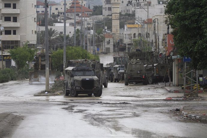 24 December 2024, Palestinian Territories, Tulkarm: Israeli army forces raid the Tulkarm refugee camp in the West Bank city of Tulkarm. Photo: Mohammed Nasser/APA Images via ZUMA Press Wire/dpa