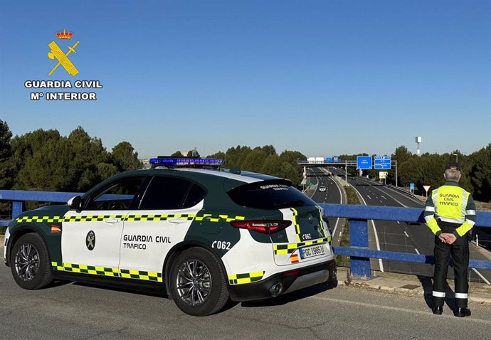 Archivo - Vehículo de la Guardia Civil de Tráfico.