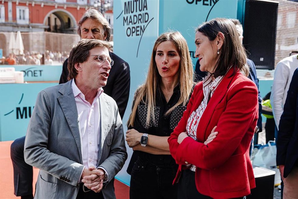 Archivo - (I-D) El alcalde de Madrid, José Luis Martínez-Almeida; la concejala delegada de Deporte, Sonia Cea y la portavoz del PSOE en el Ayuntamiento de Madrid, Reyes Maroto, durante la presentación oficial del torneo de tenis Mutua Madrid Open, en la