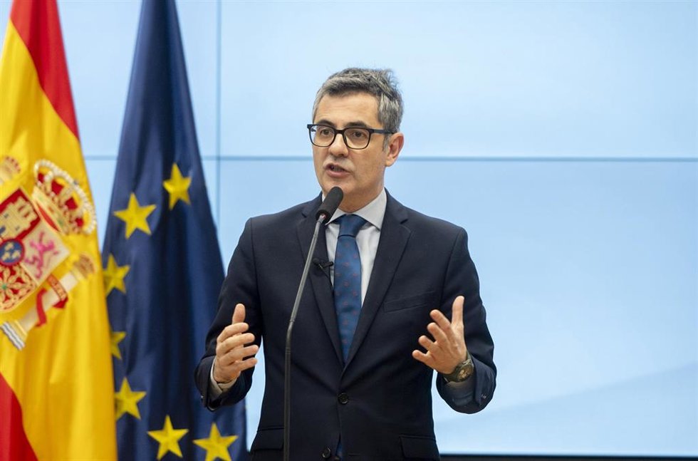 El ministro de la Presidencia, Justicia y Relaciones con las Cortes, Félix Bolaños, ofrece una rueda de prensa tras su reunión con el conseller de Justícia i Qualitat Democrática de la Generalitat de Catalunya, Ramon Espadaler, en el Ministerio de la Pr