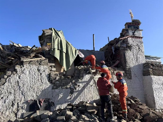 Imagen de archivo de varios miembros de los servicios de búsqueda y rescate tras el terremoto en Tíbet. 