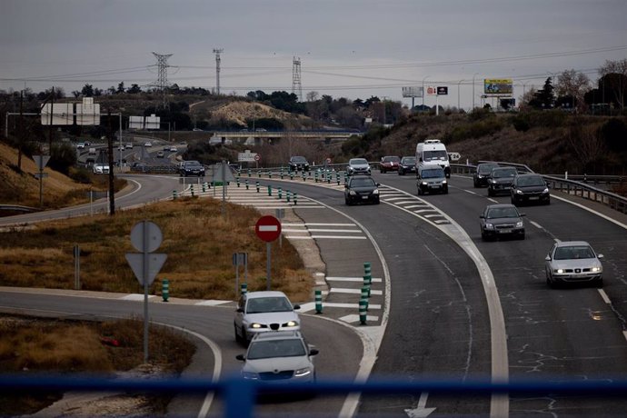 Varios vehículos circulan por la carretera